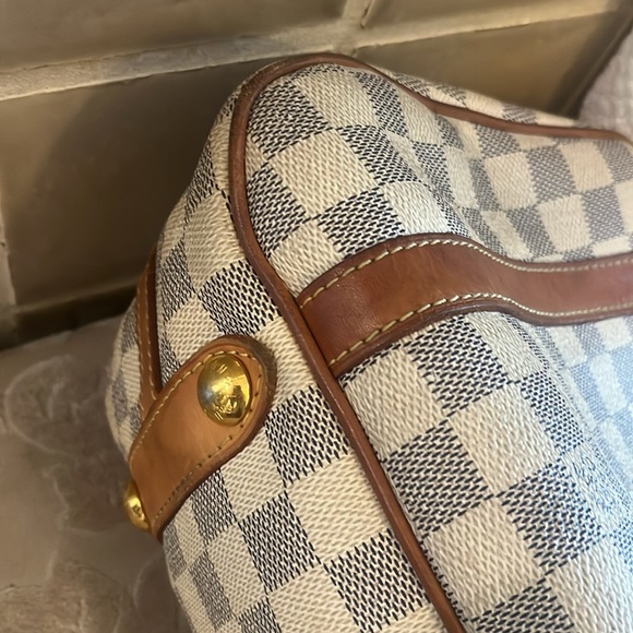 Louis Vuitton Tan and Brown Shoulder Bag with Iconic Design - Picture 8 of 9